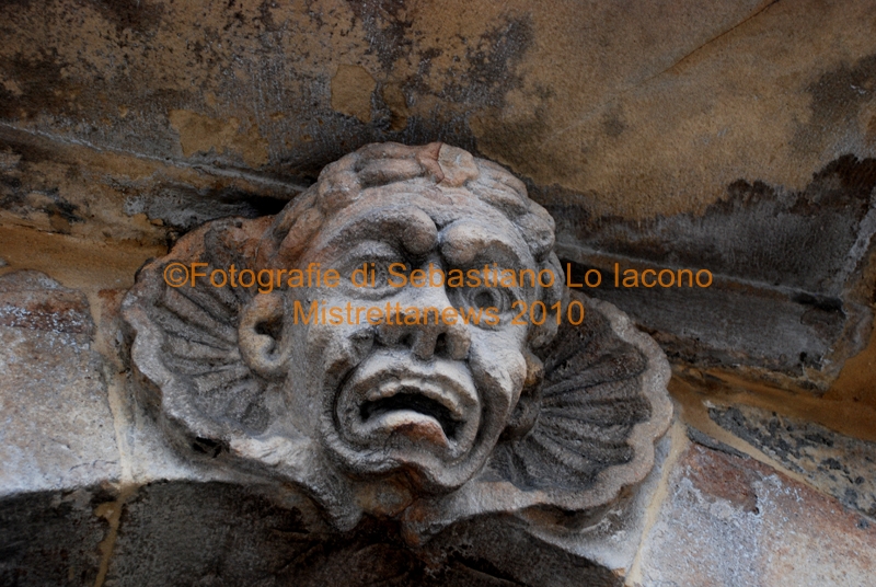Il mascherone in pietra di Palazzo Mastrogiovanni Tasca 1727